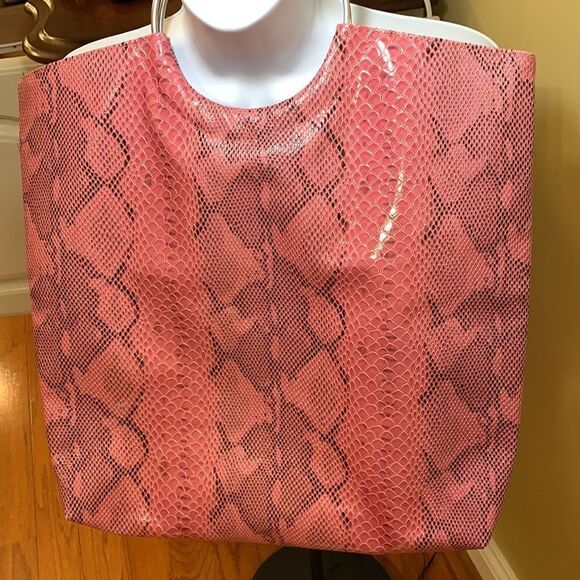 Kim Kardashian pink tote in faux snake print - Picture 4 of 16